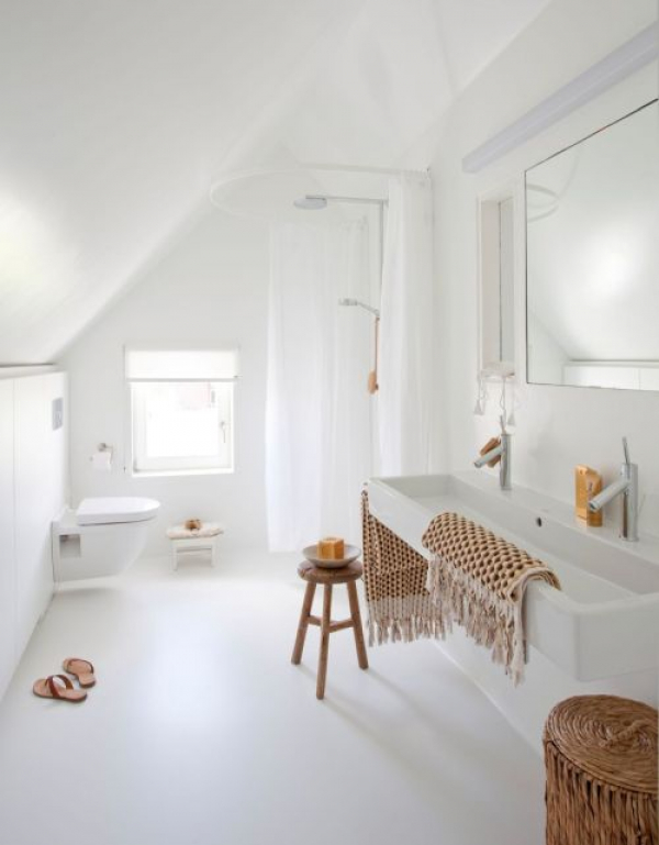 Łazienka w kolorze off-white, czyli inne spojrzenie na biel
